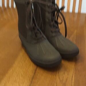 Woman’s Clarks brown waterproof winter zip boot. Size 8. New! Never worn!
